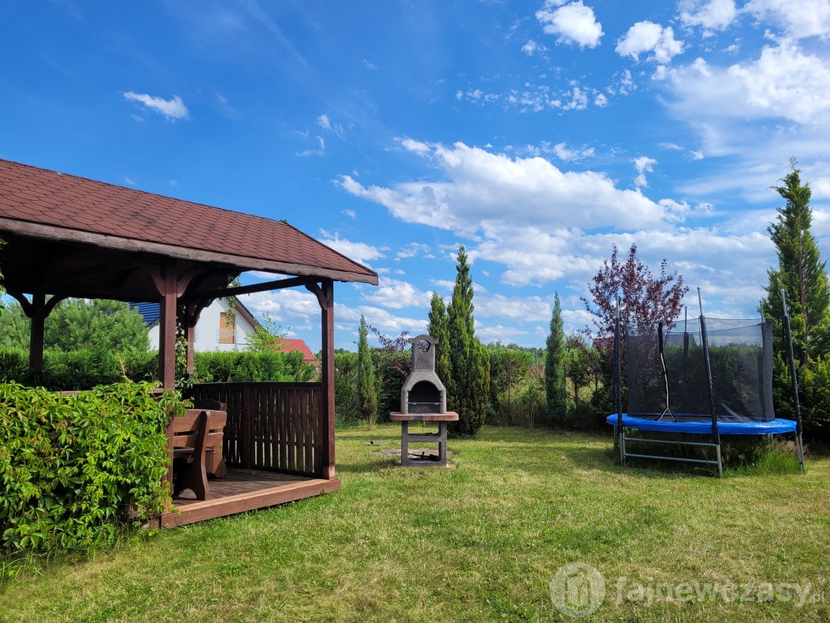 Altana biesiadna, grill i trampolina w ogrodzie