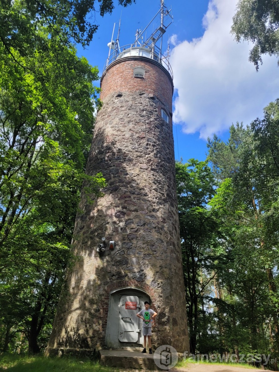 Ceglana latarnia wśród drzew