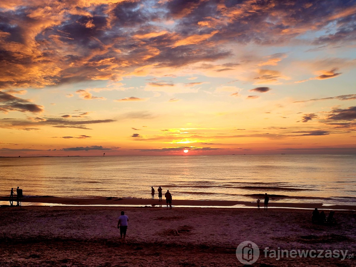 Zachód słońca nad morzem widziany z piaszczystej plaży